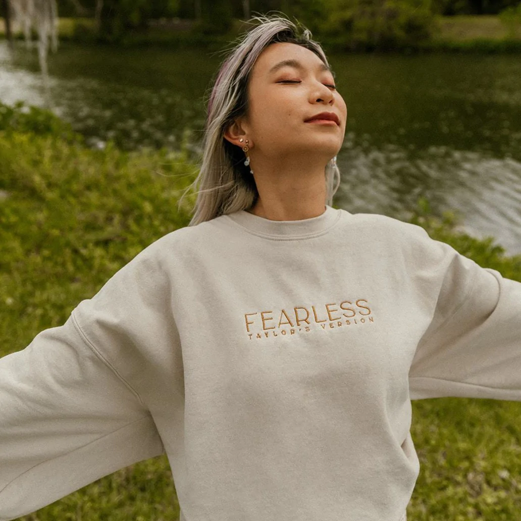 Taylor Swift Fearless Embroidered Crewneck Sweatshirt Vintage Style Y2K Taylor Swift Fearless Embroidered Crewneck Sweatshirt Vintage Style Y2K