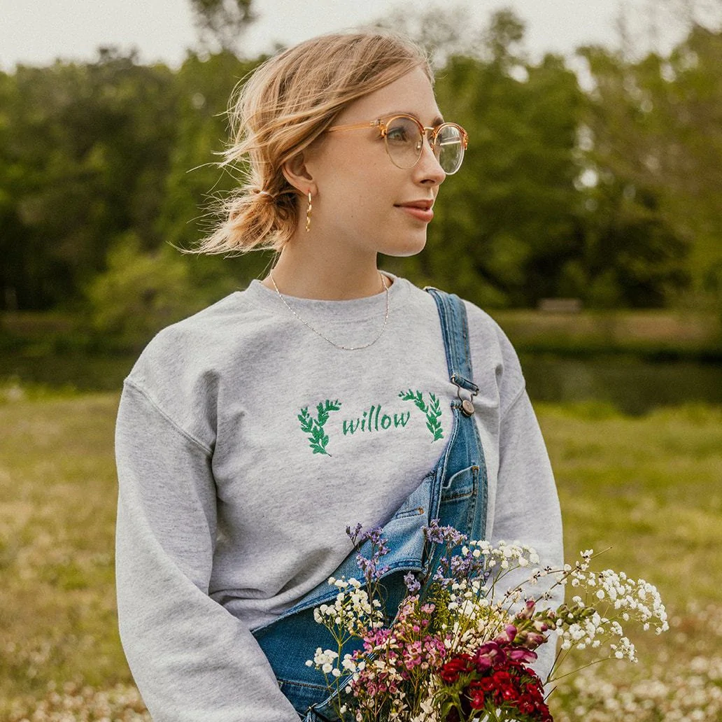 Taylor Swift Wilow Embroidered Crewneck Sweatshirt Vintage Style Y2K Taylor Swift Wilow Embroidered Crewneck Sweatshirt Vintage Style Y2K